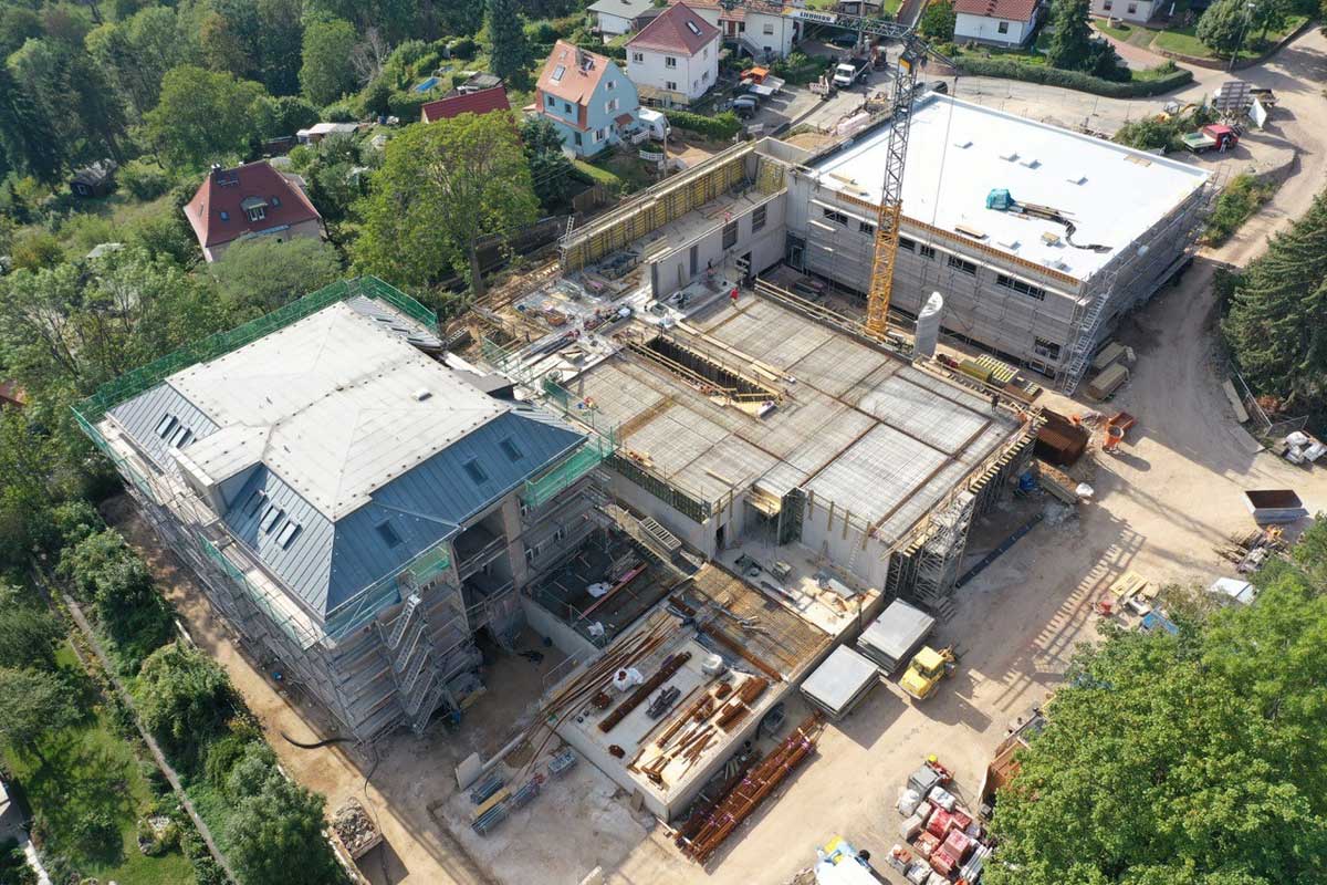 Drohnenbild von der Baustelle der Questenberg-Grundschule in Meißen (Quelle: RiegerArchitektur / Benjamin Keplinger)