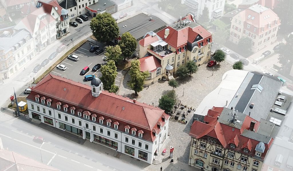 Das historische Gebäudeensemble des eigentlichen Ortsteilzentrums um den Platz am Weißen Hirsch in Dresden; Quelle: Hans-Rudolf-Stiftung