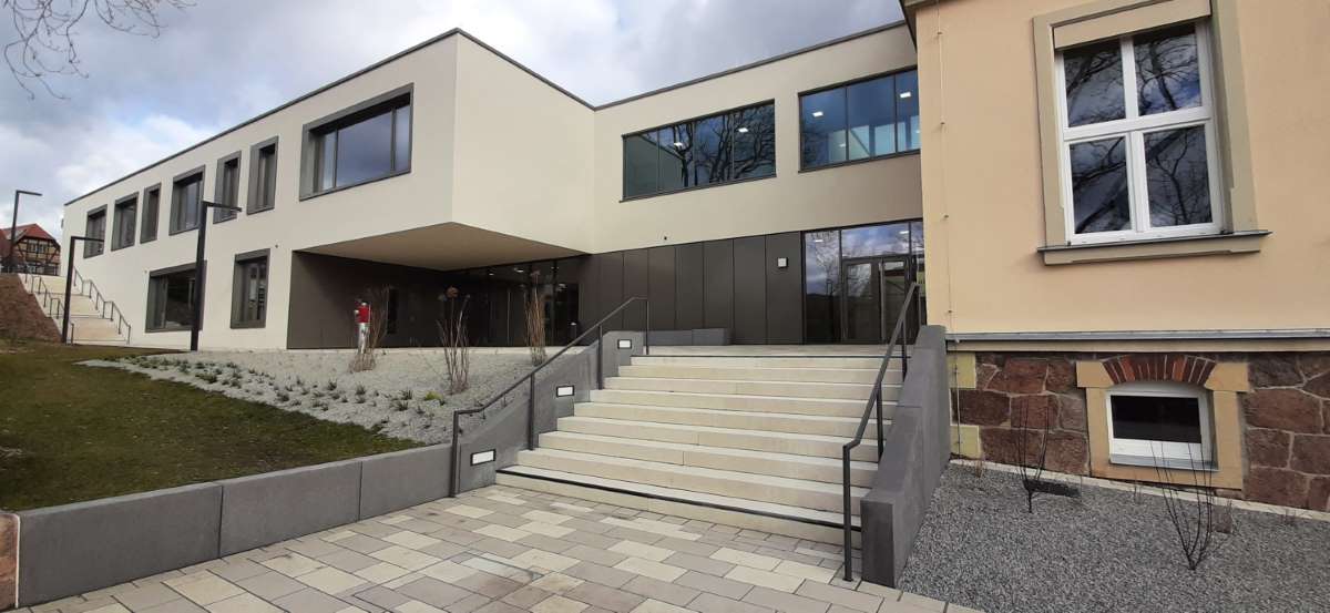 Eingangsbereich der neu sanierten Questenberg-Grundschule in Meißen. Foto: hpm Henkel Projektmanagement GmbH