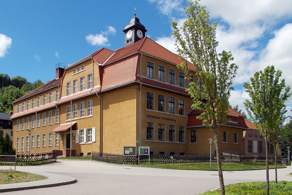 Oberschule Schmiedeberg, Foto: Geri-oc, CC BY-SA 3.0 DE , via Wikimedia Commons
