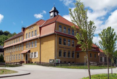 Oberschule Schmiedeberg, Foto: Geri-oc, CC BY-SA 3.0 DE , via Wikimedia Commons