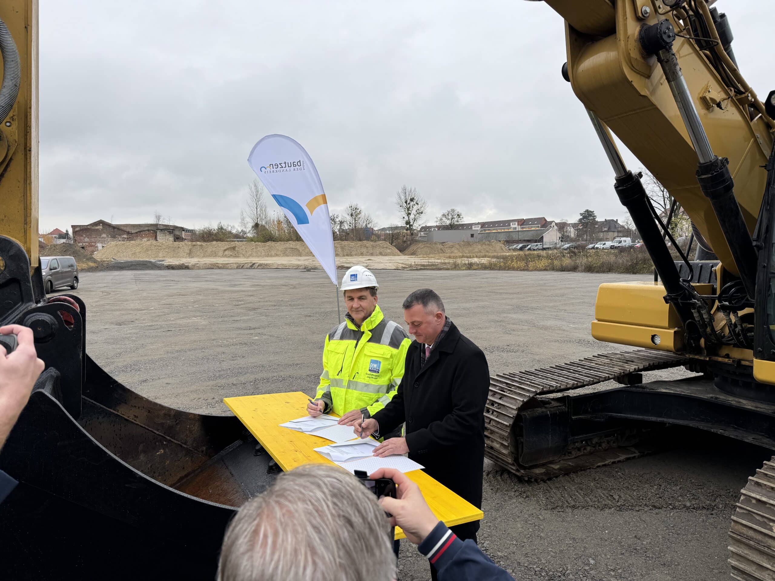 Geschäftsführer DIW Jörg Winkler und Landrat Udo Witschas unterzeichnen den Vertrag zum Neubau; Foto: hpm