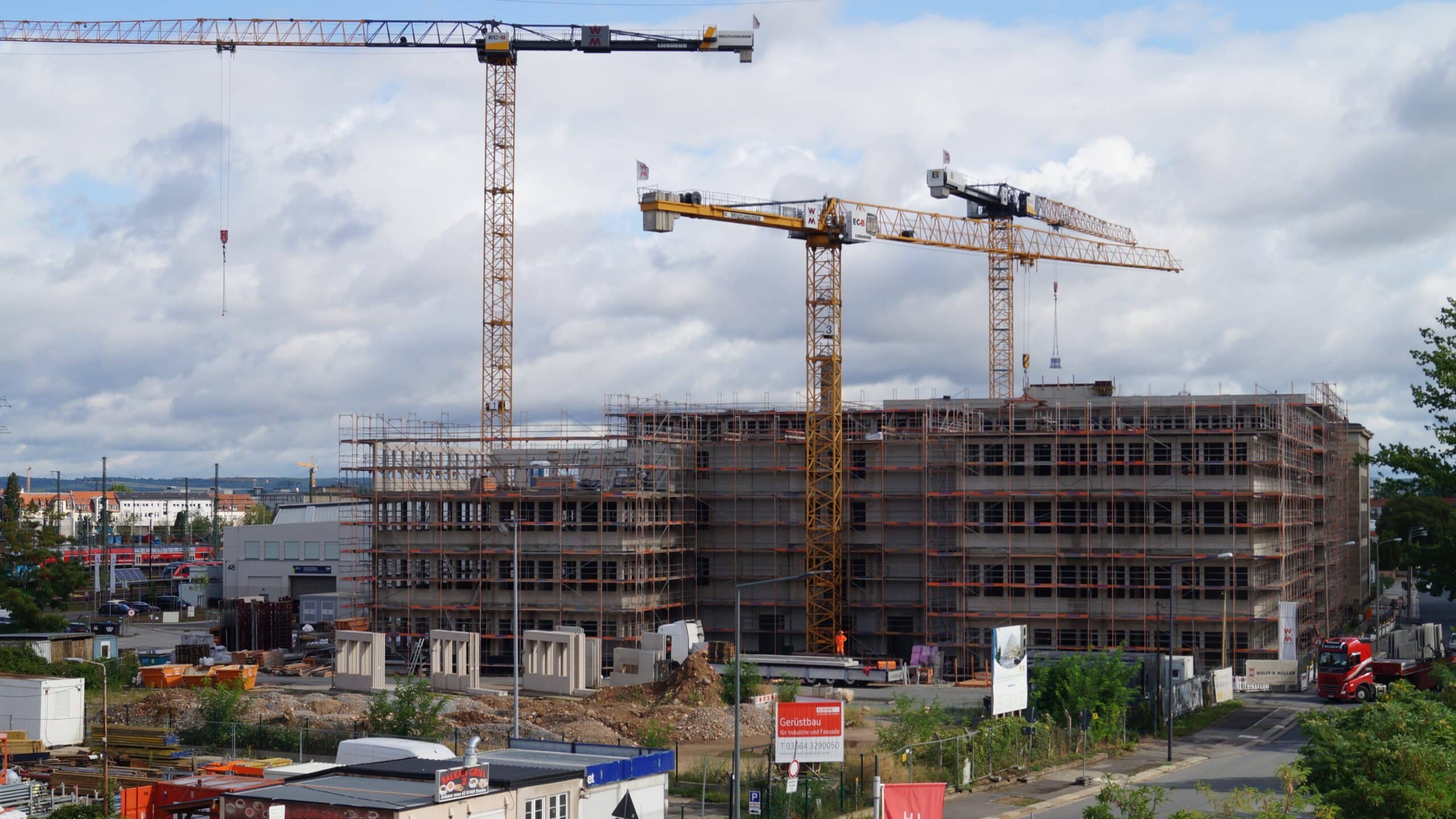 Blick von der Nossener Brücke auf die Baustelle der Universellen Werke Dresden im August 2026. Foto: hpm