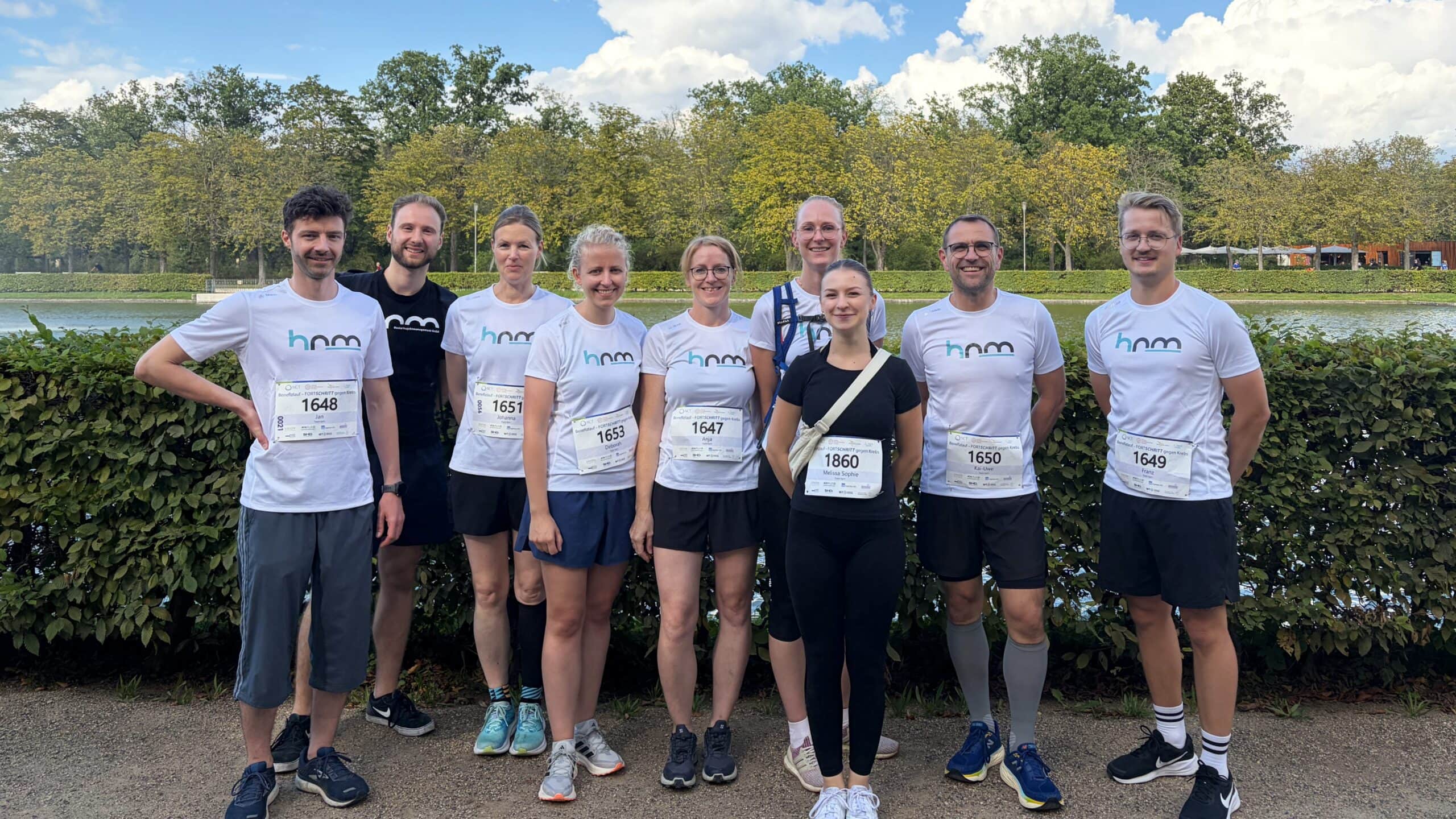 Das Team der hpm Henkel Projektmanagement GmbH beim NCT/UCC-Benefizlauf: FortSCHRITT gegen Krebs 2026 im Großen Garten.